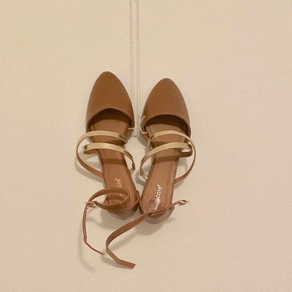 Size 8 womens brown and gold closed toe sandals